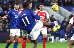 开云下载-争议判罚！阿森纳点球制胜登顶英超，埃弗顿主帅：判罚对我们不利