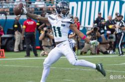 开云体育在线-9周赛罢，NFL十大MVP热门候选：海鹰两将入选，小马跑卫居首