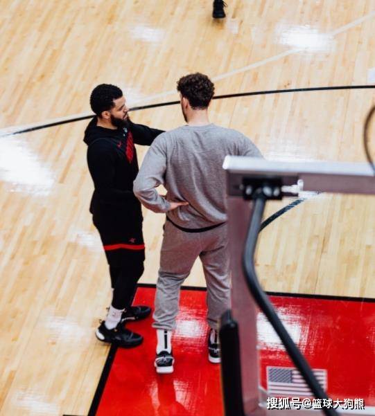 故地重游！火箭队挑战猛龙，范弗里特随队前往客场，化身“球员教练”？