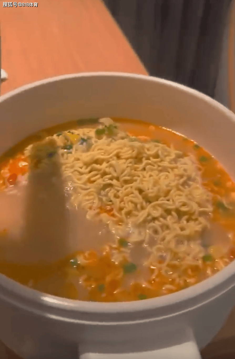 感动!邱贻可印度比赛给孙颖莎煮泡面,莎莎吃得津津有味邱导喝碗清汤