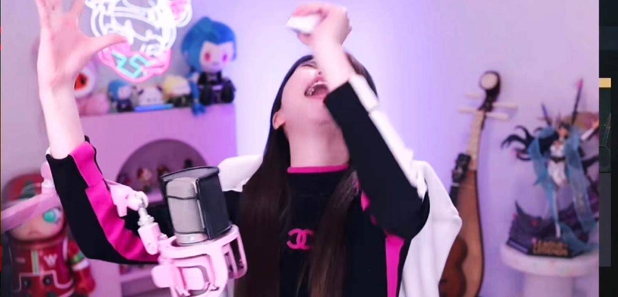 从电竞一姐到直播冠军，周淑怡凭什么靠资本力量翻盘？