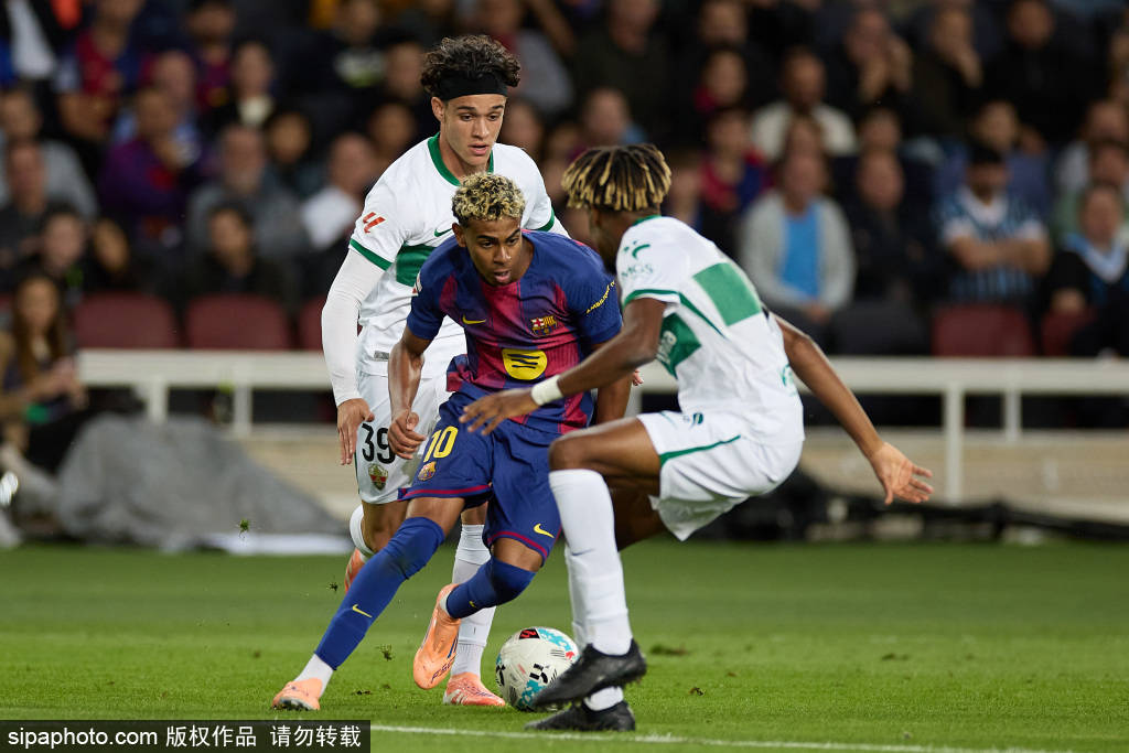 历史性时刻！伯纳乌变身NFL主场，马德里掀起橄榄球狂潮