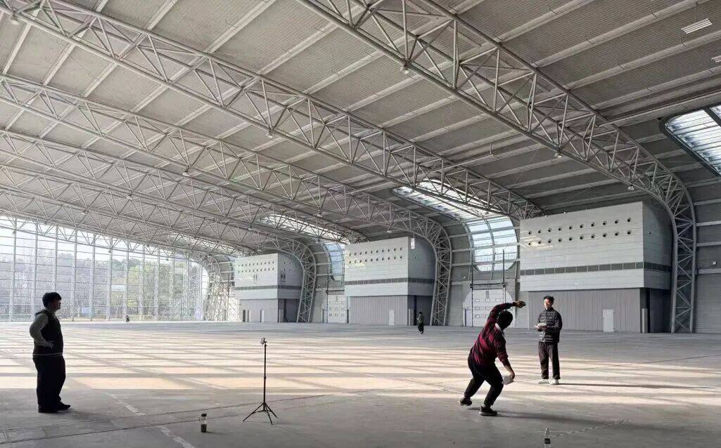 98.43米！这群年轻人在上海刷新纸飞机世界纪录，主投手专门练了棒球投掷，网友：居然没哈气